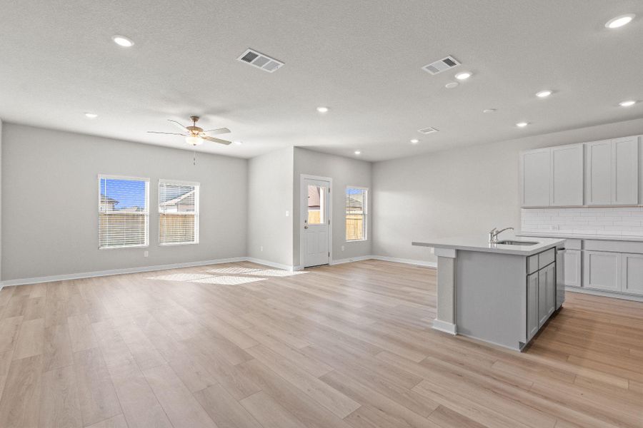 Open Family Room, Kitchen & Casual Dining Open Family Room, Kitchen & Casual Dining