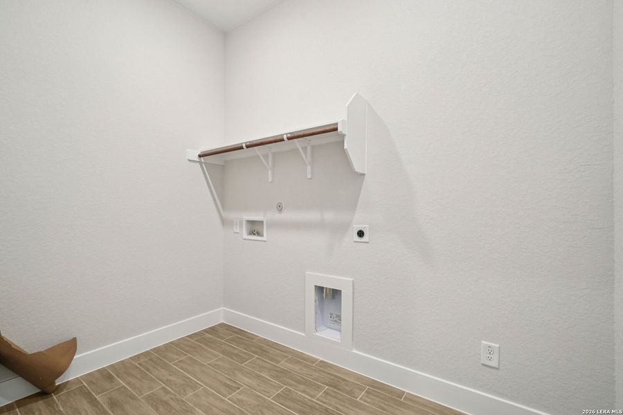 Spacious, unfurnished interior of a new home in Meyer Ranch, New Braunfels (Image 19).