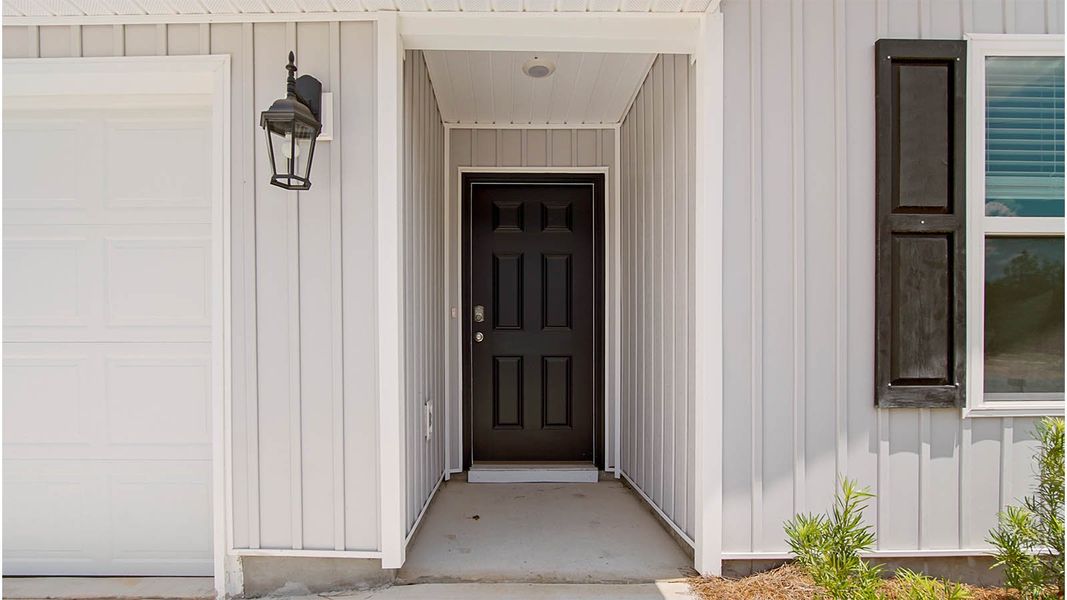 Representative exterior details of a home built from the Aldridge by D.R. Horton in Sunny Hills, Chipley (Image 3).