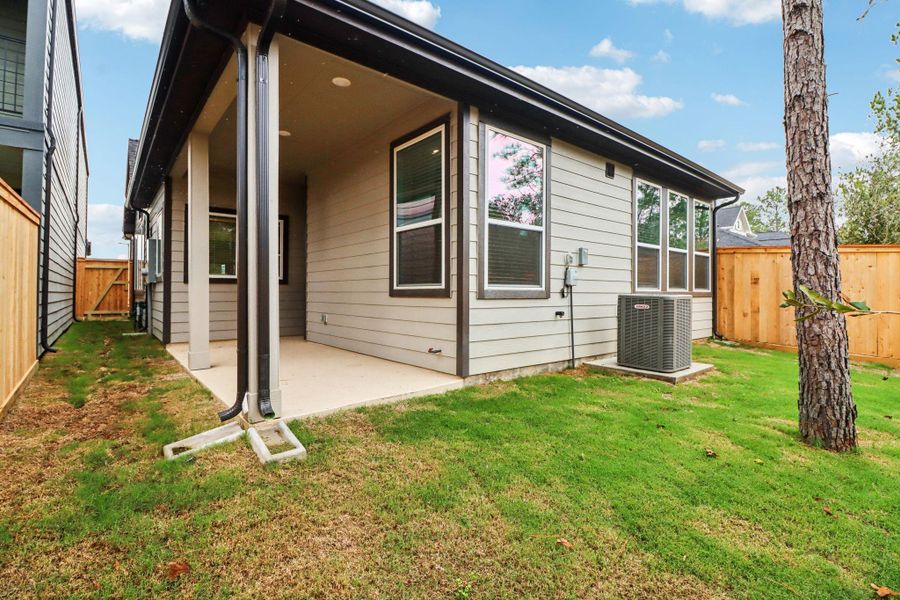 Exterior details and patio area of a home in Kresston 50's, Montgomery (Image 19).