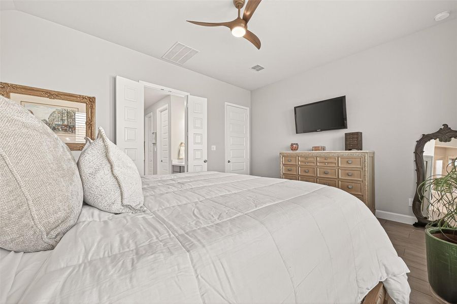 (Note: Photo is staged; property is currently vacant.) (Note: Photo is staged; property is currently vacant.)