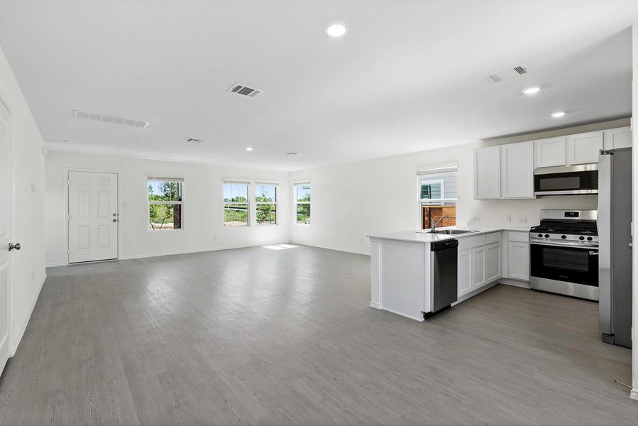 Spacious, unfurnished interior of a new home in Plum Creek North: Stonehill Collection, Kyle (Image 11).