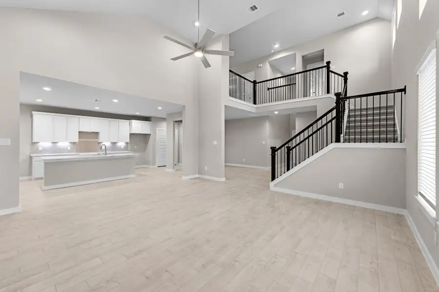 Spacious, unfurnished interior of a new home in Barton Creek Ranch, Conroe (Image 15).
