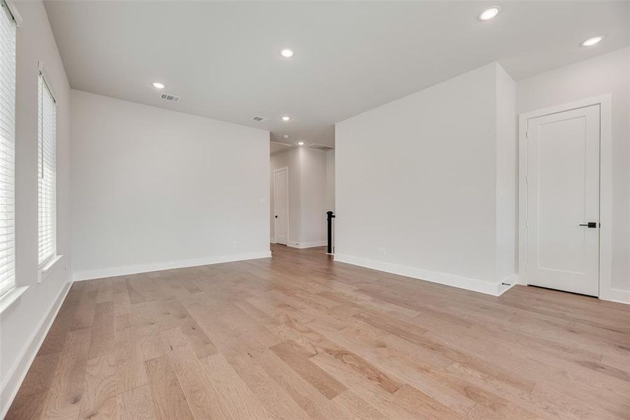 Spacious, unfurnished interior of a new home in Collin Creek, Plano (Image 23).