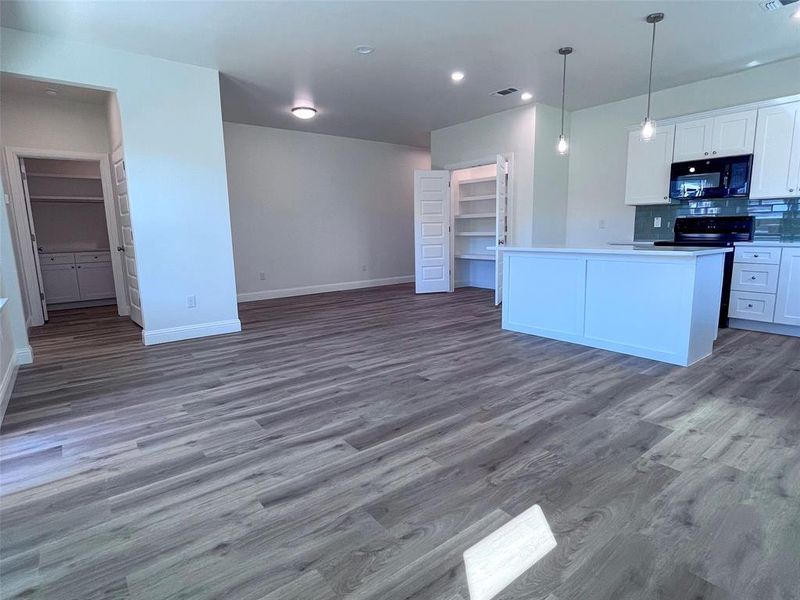 Spacious, unfurnished interior of a new home in , Denison (Image 11).