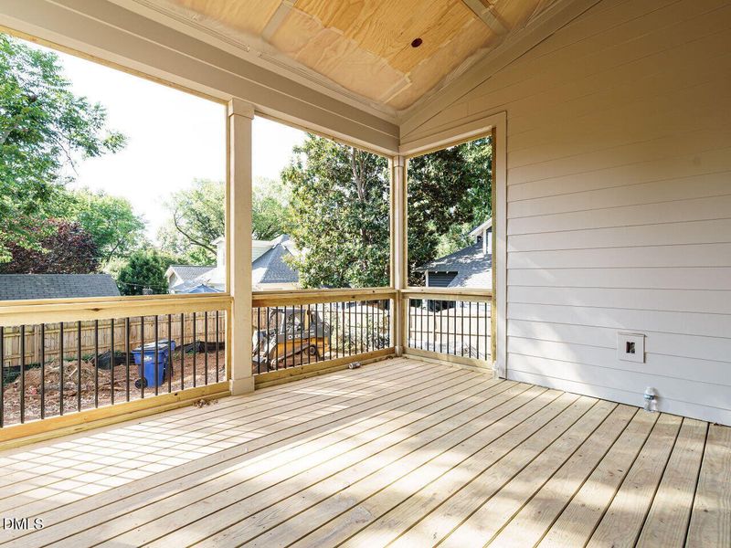 037-1280x960-screened-porch