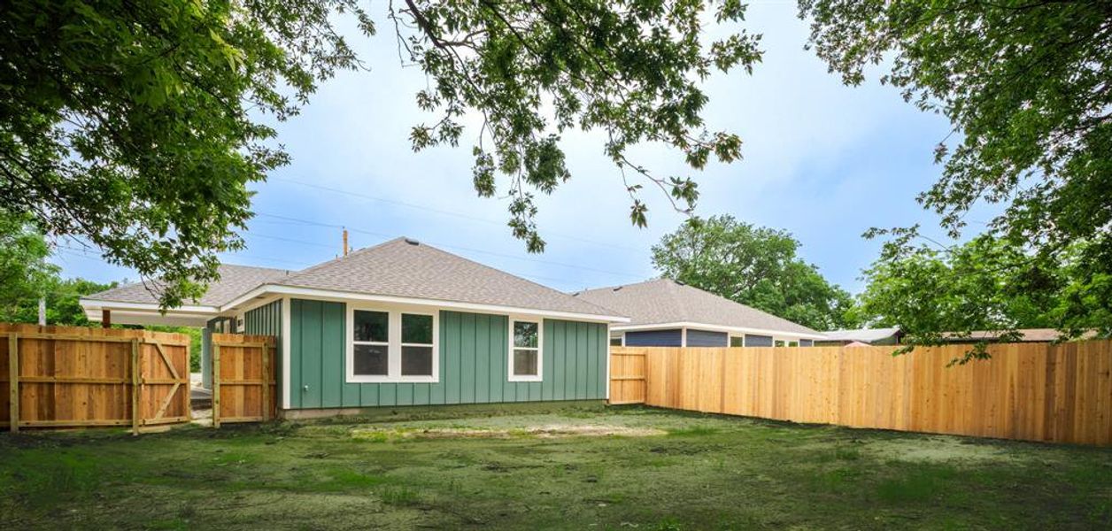 Exterior details and patio area of a home in , Mexia (Image 18).