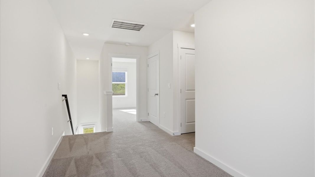 Spacious, unfurnished interior of a new home in Emory Creek, Harriman (Image 27).
