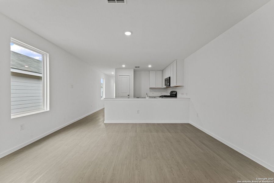 Spacious, unfurnished interior of a new home in Torian Village: Belmar Collection, San Antonio (Image 20).