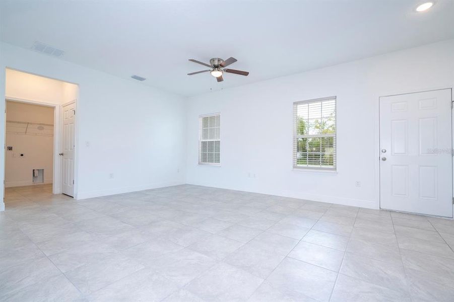 Spacious, unfurnished interior of a new home in , Ocala (Image 35).