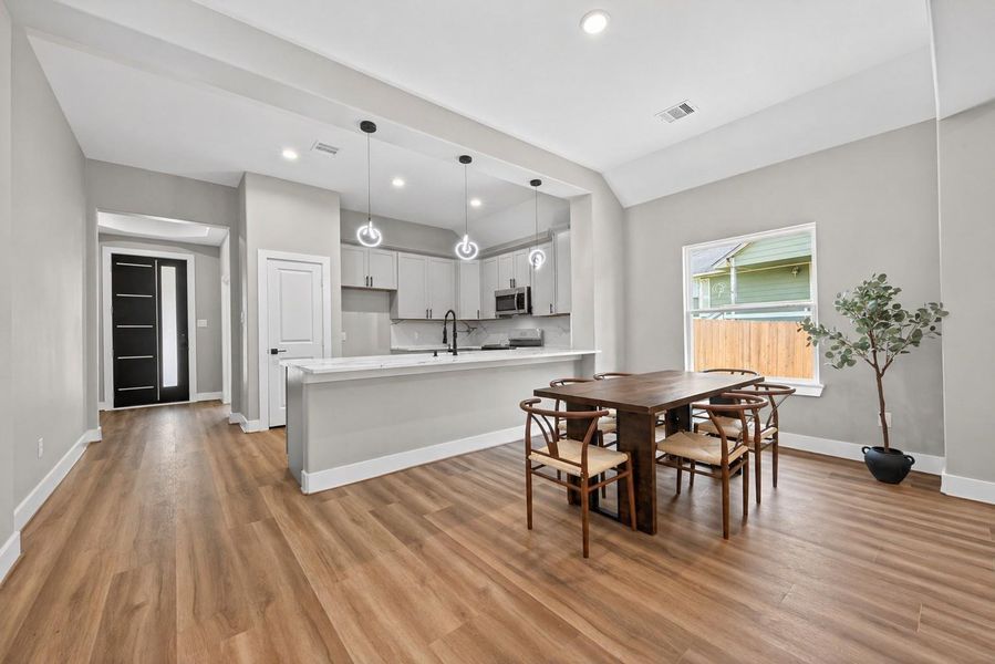 Open dining area seamlessly connected to the living space, ideal for gatherings and everyday meals.