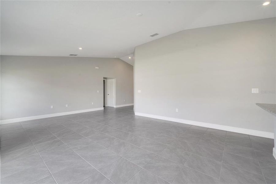 Spacious, unfurnished interior of a new home in , Kissimmee (Image 13).
