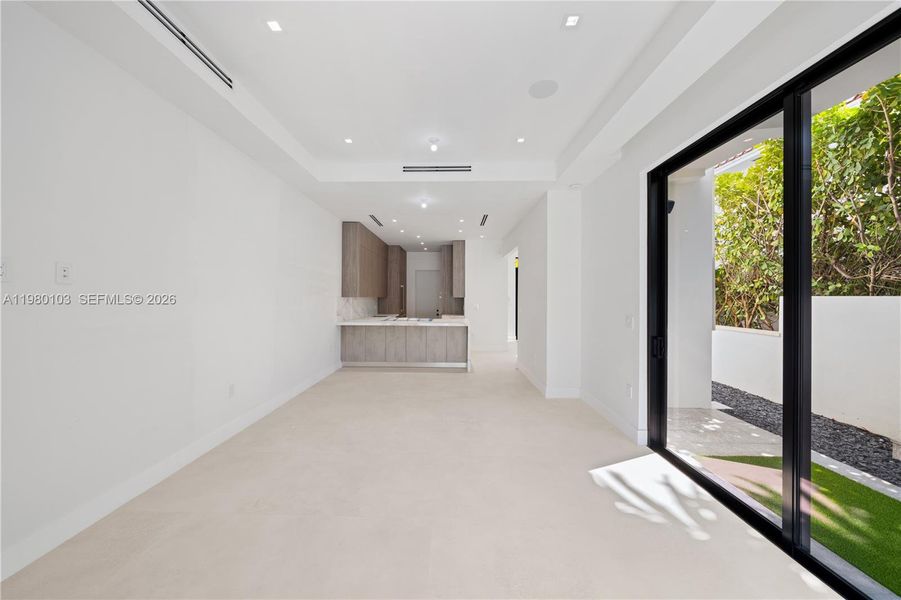 Spacious, unfurnished interior of a new home in , Coral Gables (Image 18).
