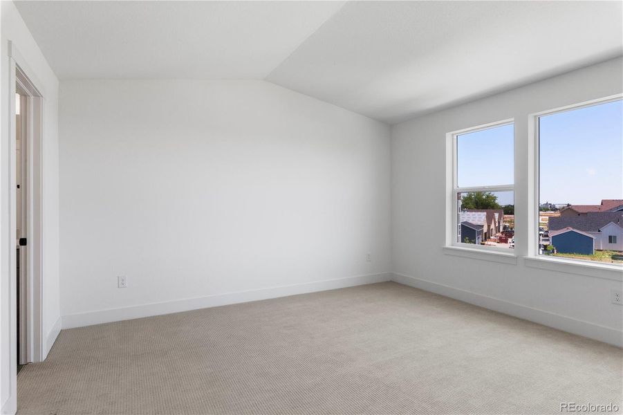 Spacious, unfurnished interior of a new home in Dillon Pointe - Skyview, Broomfield (Image 27).