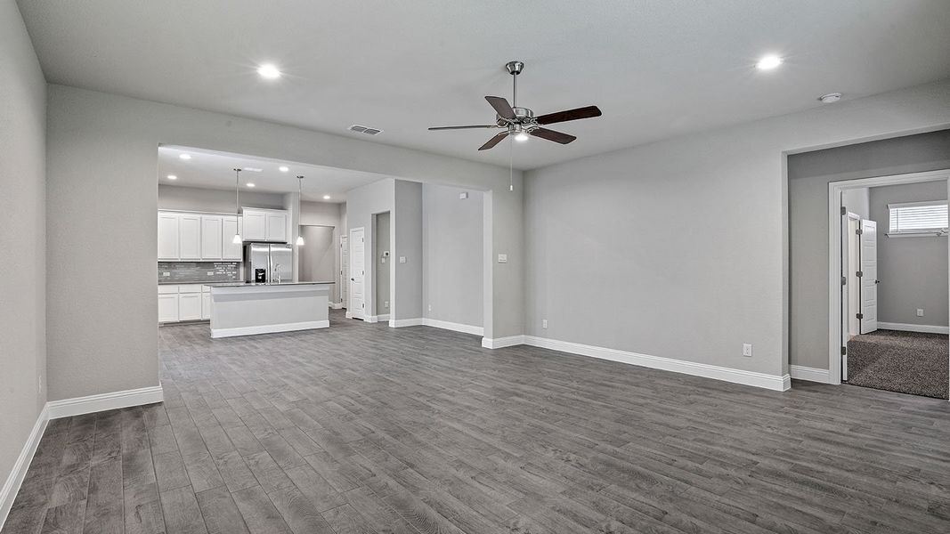 Spacious, unfurnished interior of a new home in Eagle Creek, Denton (Image 17).