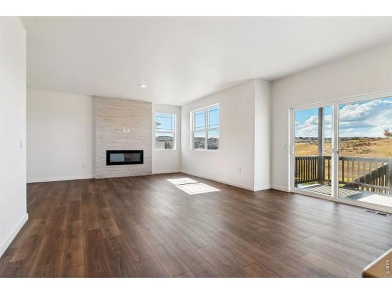 Spacious, unfurnished interior of a new home in Lakeside Canyon, Mead (Image 22).