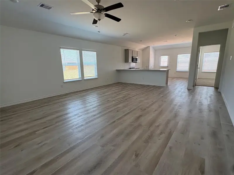 Spacious, unfurnished interior of a new home in , Conroe (Image 4).