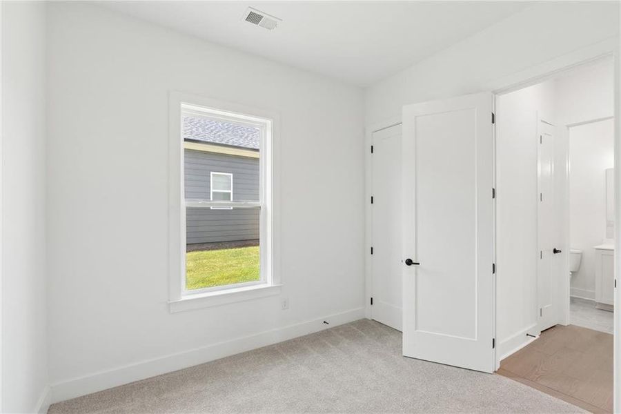Spacious, unfurnished interior of a new home in Old Mill Preserve, Dallas (Image 19).