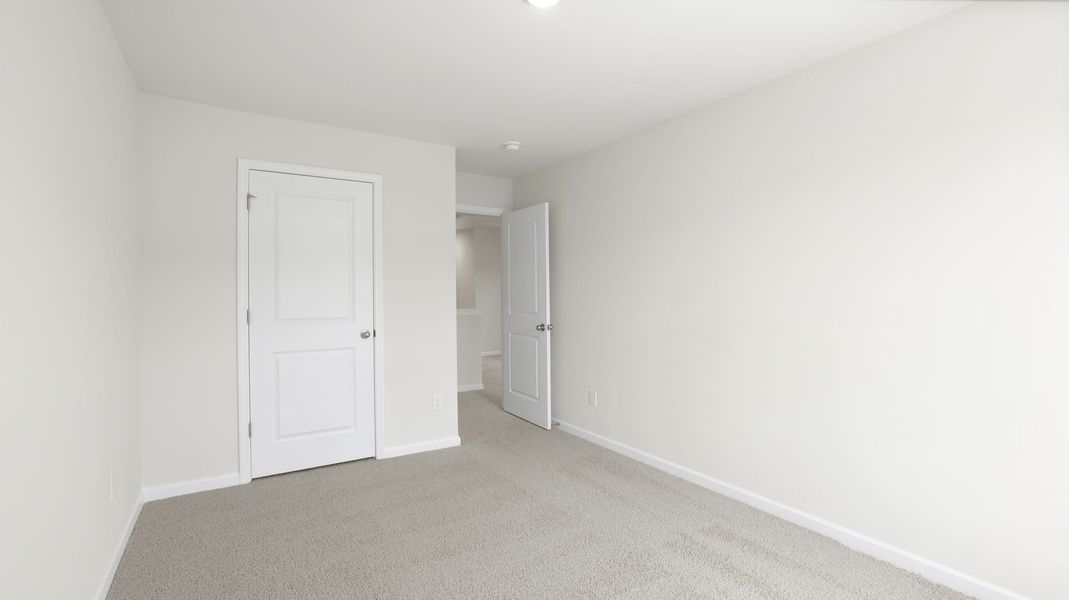 Spacious, unfurnished interior of a new home in Trailside Run, Spartanburg (Image 26).