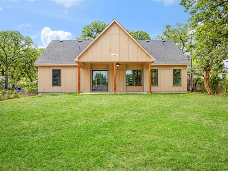 Exterior details and patio area of a home in , Kennedale (Image 4).