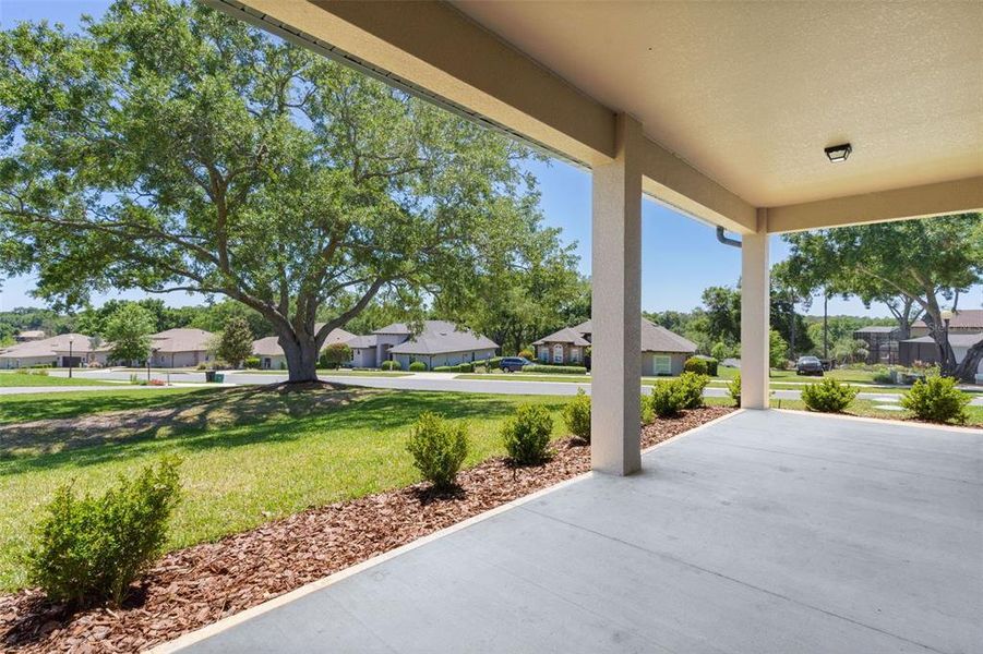 Exterior details and patio area of a home in , Lady Lake (Image 4).