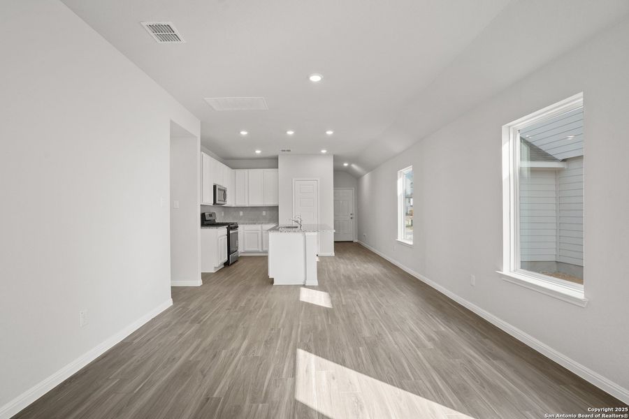 Spacious, unfurnished interior of a new home in Timber Creek, San Antonio (Image 13). Spacious, unfurnished interior of a new home in Timber Creek, San Antonio (Image 13).