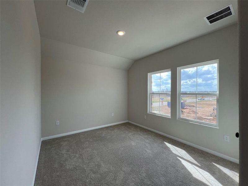 Spacious, unfurnished interior of a new home in Rolling Glen, Hutto (Image 34).