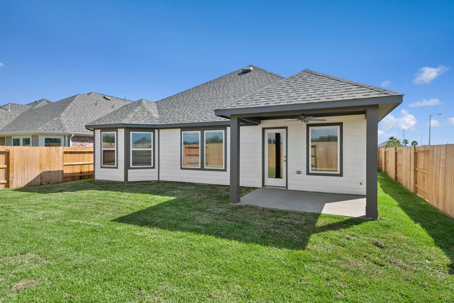 Exterior details and patio area of a home in Lago Mar, Santa Fe (Image 4). Exterior details and patio area of a home in Lago Mar, Santa Fe (Image 4).