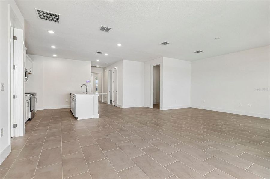 Spacious, unfurnished interior of a new home in Lakeside at Satilla, St. Cloud (Image 14).