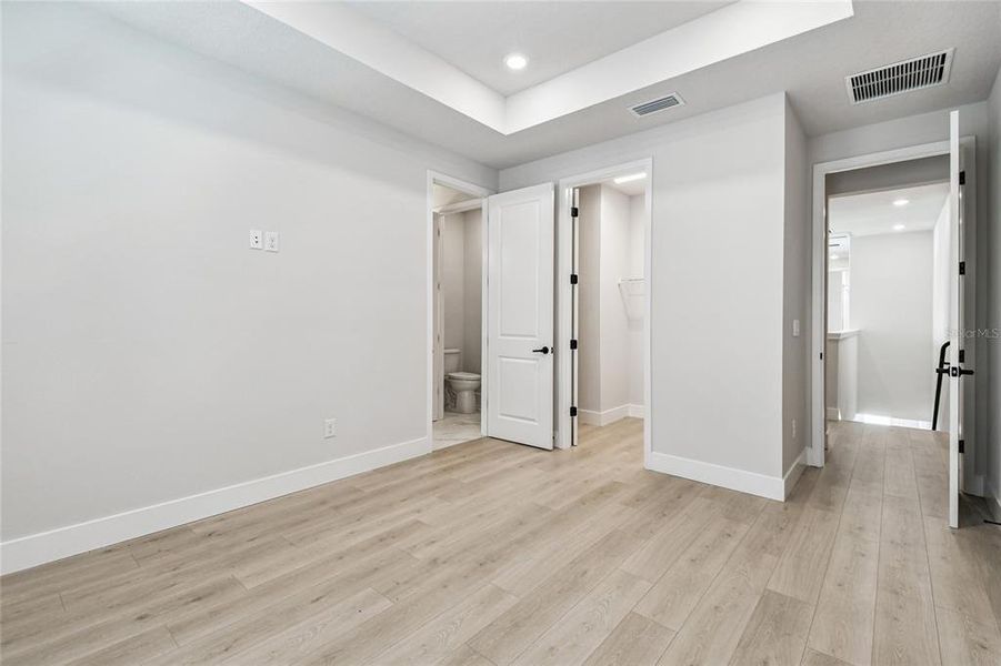 Spacious, unfurnished interior of a new home in , Tampa (Image 35).