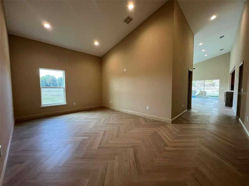 Spacious, unfurnished interior of a new home in , Ocala (Image 9).
