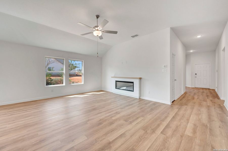 Spacious, unfurnished interior of a new home in Chaparral Ranch, Floresville (Image 21).