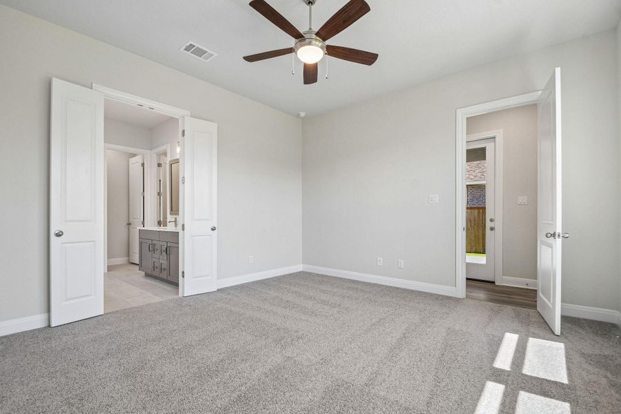 Spacious, unfurnished interior of a new home in 6 Creeks, Kyle (Image 30).