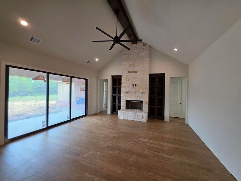 Spacious, unfurnished interior of a new home in Timberview Preserves, Weatherford (Image 5).