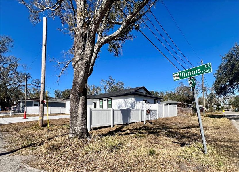 Exterior details and patio area of a home in , Tampa (Image 4).