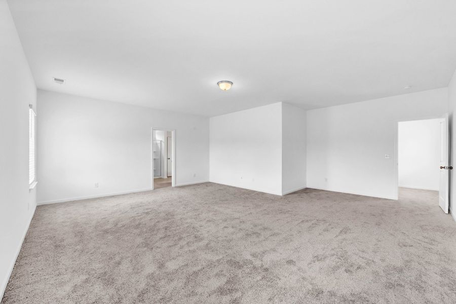 Spacious, unfurnished interior of a new home in The Oaks, Clarksville (Image 18).
