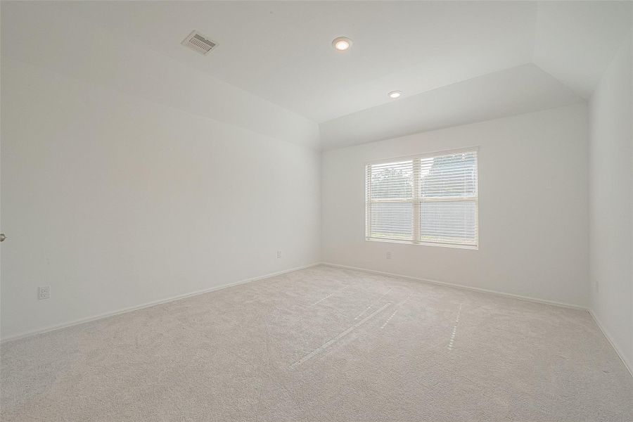 Spacious, unfurnished interior of a new home in Sendero: Wildflower II Collection, Rosenberg (Image 12).