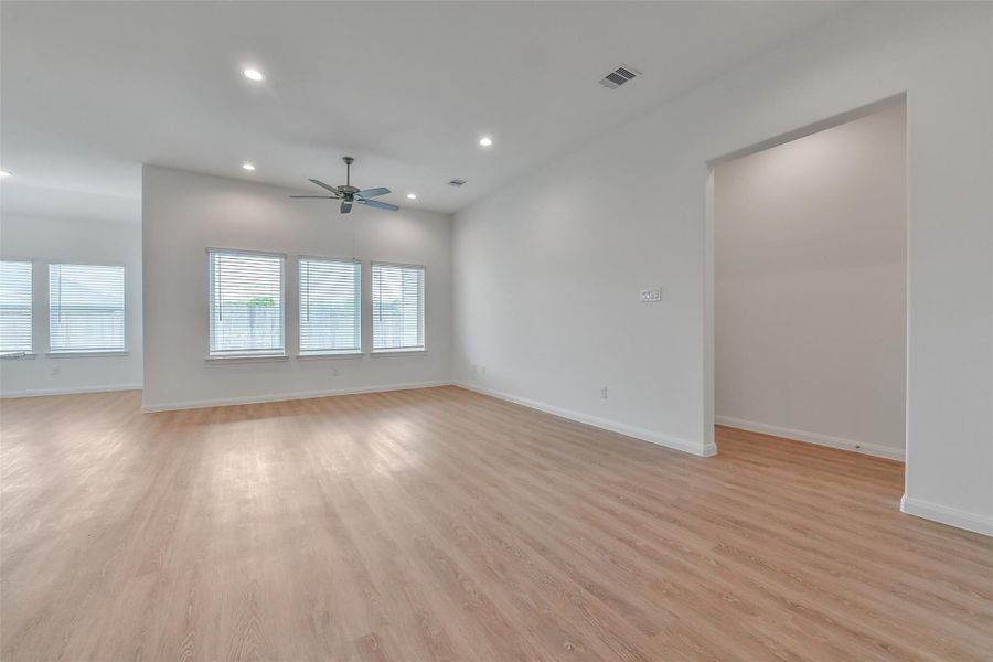 Spacious, unfurnished interior of a new home in King Oaks Village, Baytown (Image 13).