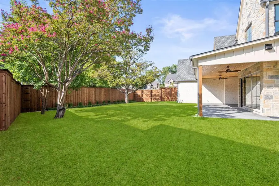 Exterior details and patio area of a home in , Richardson (Image 4).