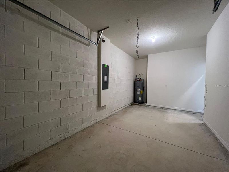 Spacious, unfurnished interior of a new home in , Davenport (Image 18).