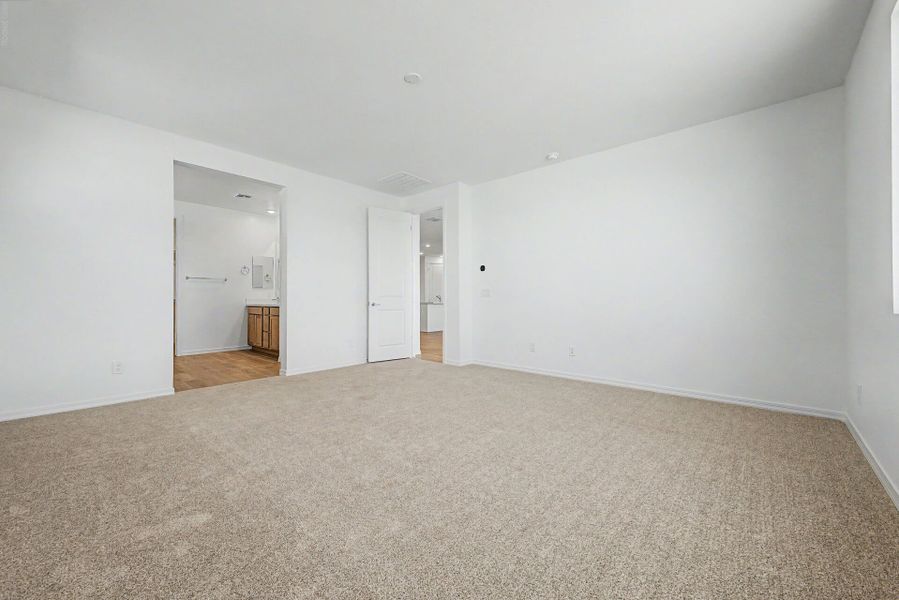 Spacious, unfurnished interior of a new home in White Tank Vistas, Waddell (Image 10).