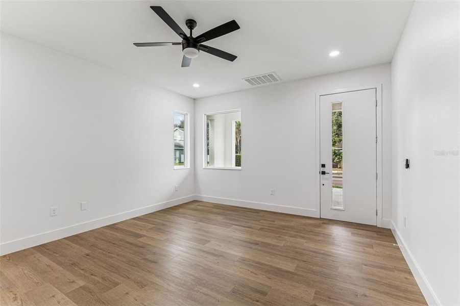 Spacious, unfurnished interior of a new home in , Tampa (Image 22).