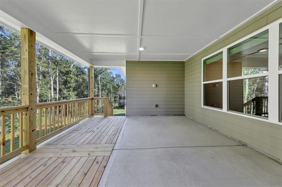 Exterior details and patio area of a home in Tuscany Hills, Douglasville (Image 23).