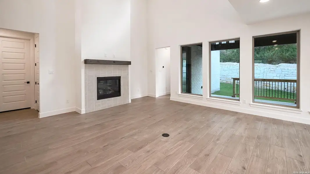 Spacious, unfurnished interior of a new home in Hidden Canyon, San Antonio (Image 20).