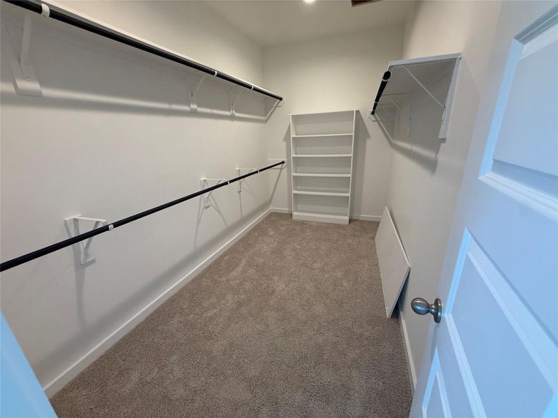 Spacious, unfurnished interior of a new home in Huntington Place, Rosharon (Image 6).