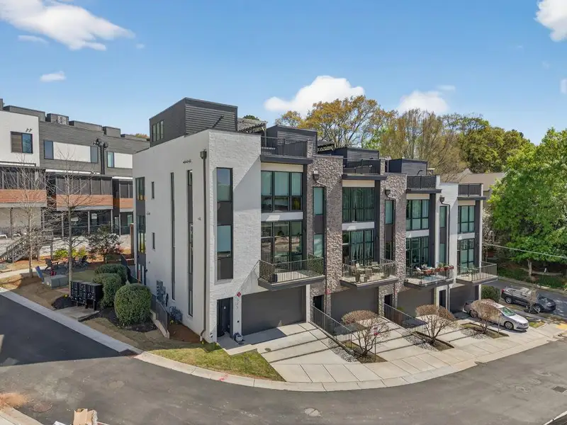 Condo located in Decatur, GA showcasing its design and architecture (Image 5).