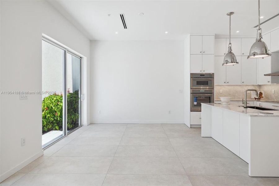 Spacious, unfurnished interior of a new home in , Pompano Beach (Image 28).
