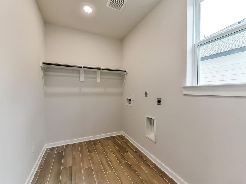 Spacious, unfurnished interior of a new home in Sundance Cove, Crosby (Image 46).