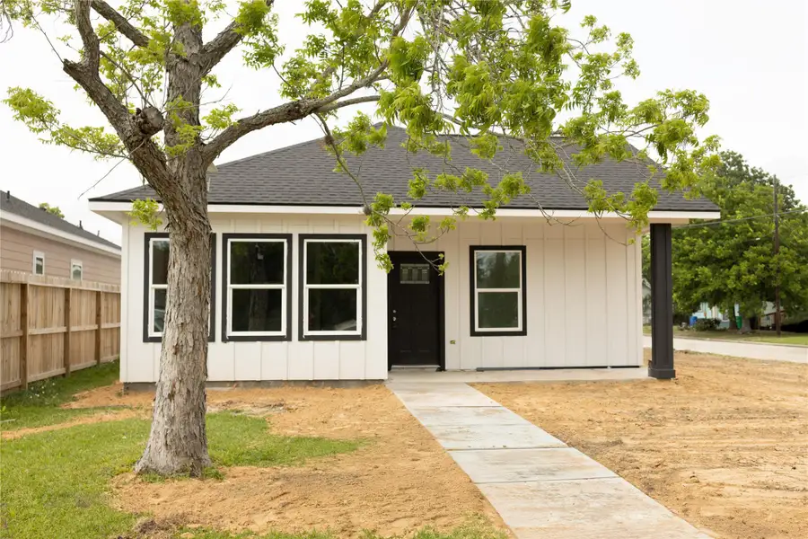 Exterior details and patio area of a home in , Baytown (Image 3).