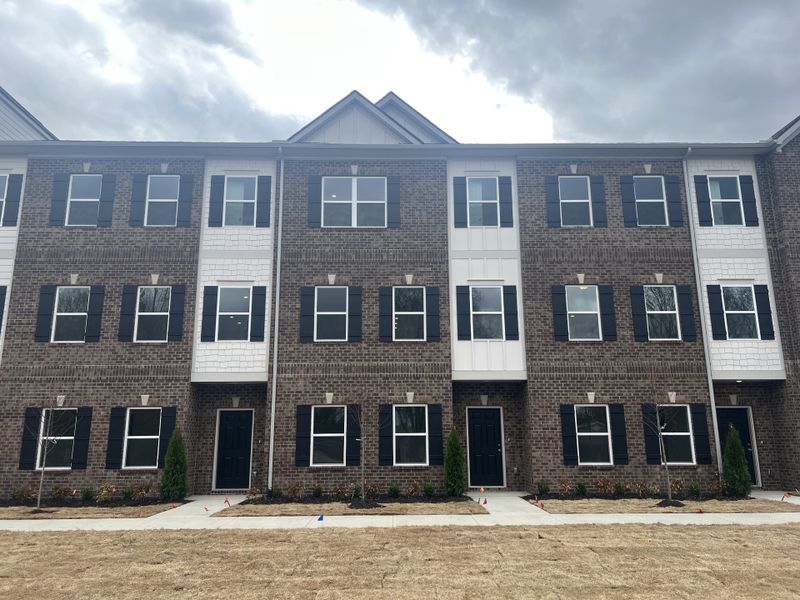 Condo located in Lebanon, TN showcasing its design and architecture (Image 3).